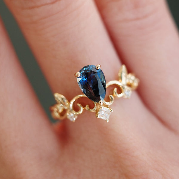 COCO ・18K CHAMPAGNE GOLD BLUE SAPPHIRE & DIAMOND RING