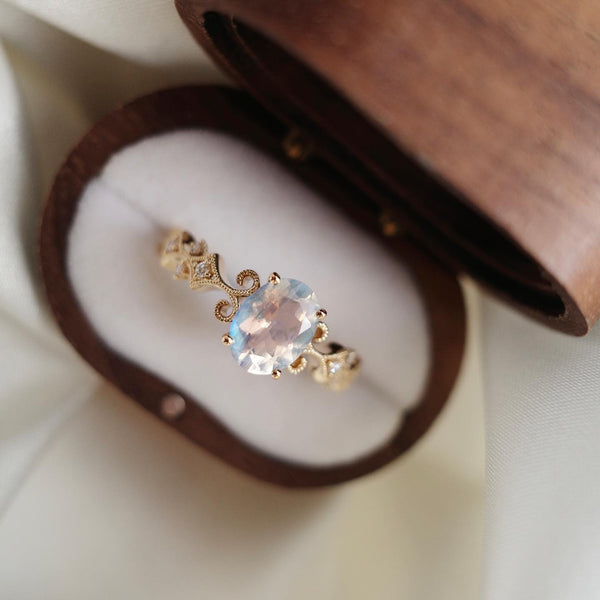 ONE OF A KIND・18K CHAMPAGNE GOLD MOONSTONE & DIAMOND RING