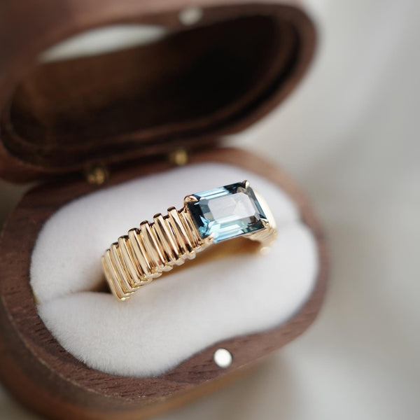 BESPOKE JEWELLERY・18K CHAMPAGNE GOLD TEAL SAPPHIRE RING