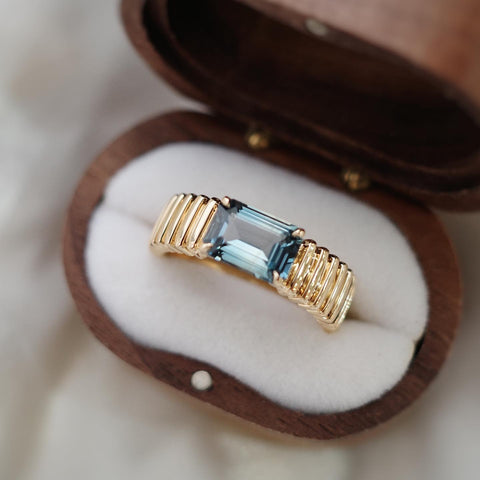 BESPOKE JEWELLERY・18K CHAMPAGNE GOLD TEAL SAPPHIRE RING