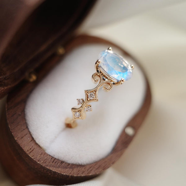 ONE OF A KIND・18K CHAMPAGNE GOLD MOONSTONE & DIAMOND RING