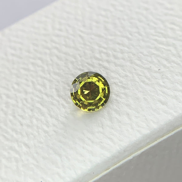 SALE・0.92CT YELLOWISH GREEN SAPPHIRE