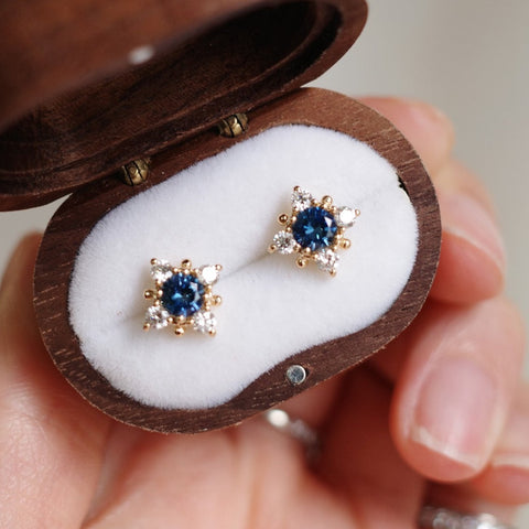 BESPOKE JEWELLERY・18K CHAMPAGNE GOLD MONTANA SAPPHIRE & DIAMOND EARRINGS