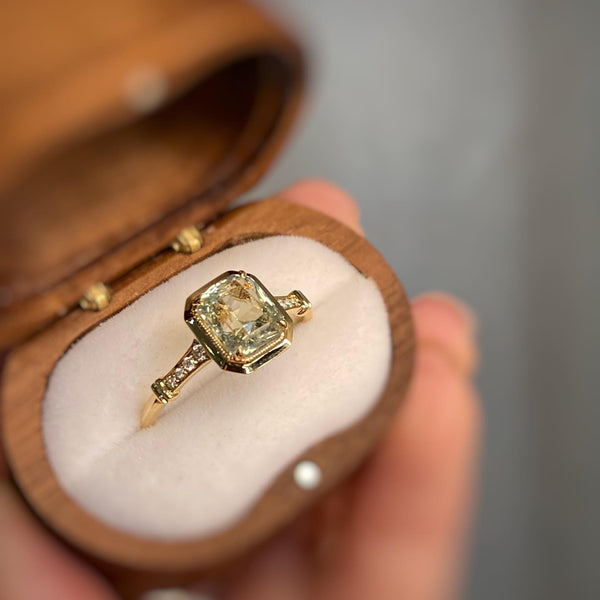 VINTAGE MICHELLE ・18K CHAMPAGNE GOLD MINT SAPPHIRE & DIAMOND RING