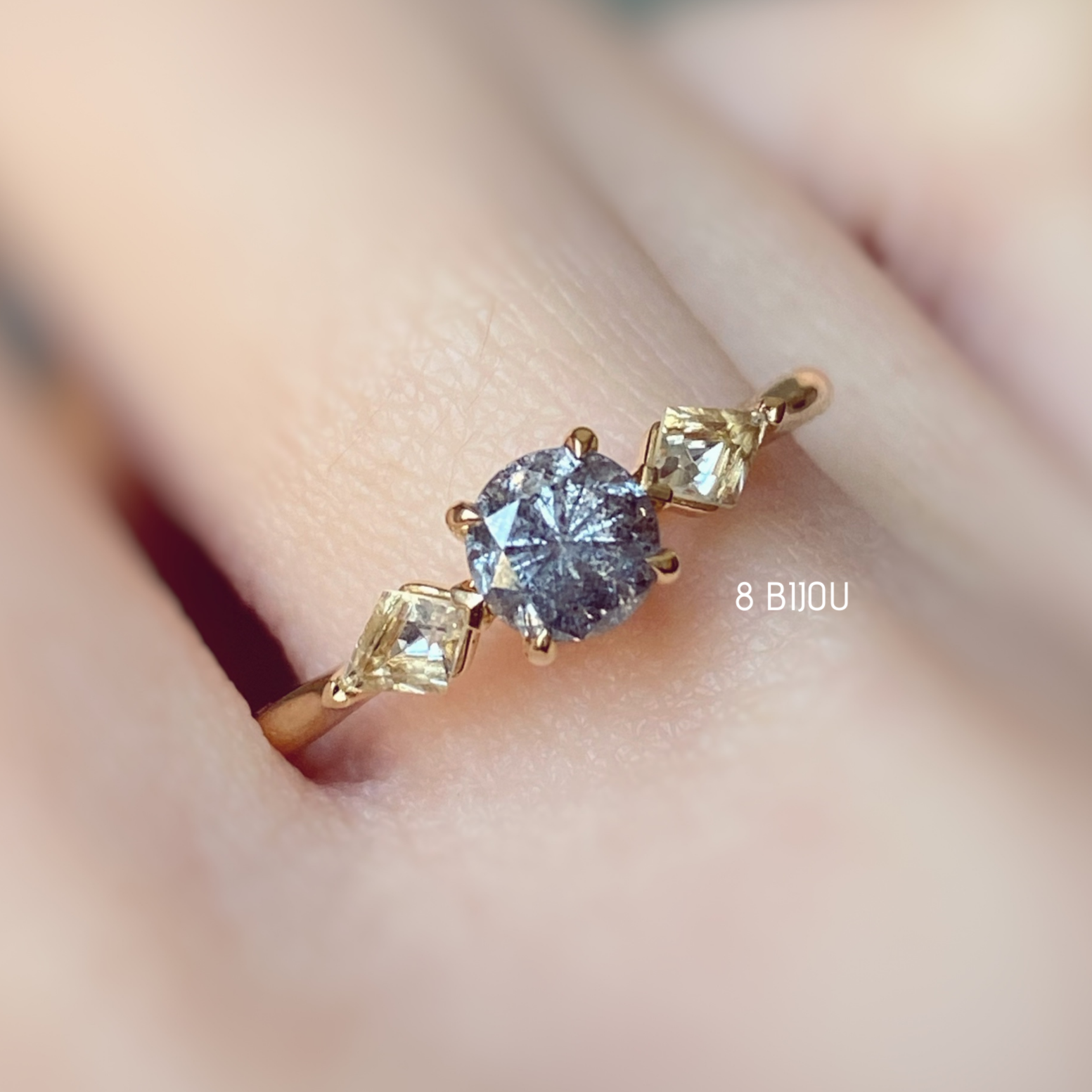 BESPOKE JEWELLERY・18K CHAMPAGNE GOLD SALT & PEPPER DIAMOND/ WHITE SAPPHIRE RING