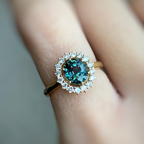 BESPOKE JEWELLERY・18K CHAMPAGNE GOLD TEAL SAPPHIRE HALO RING