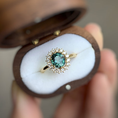 BESPOKE JEWELLERY・18K CHAMPAGNE GOLD TEAL SAPPHIRE HALO RING