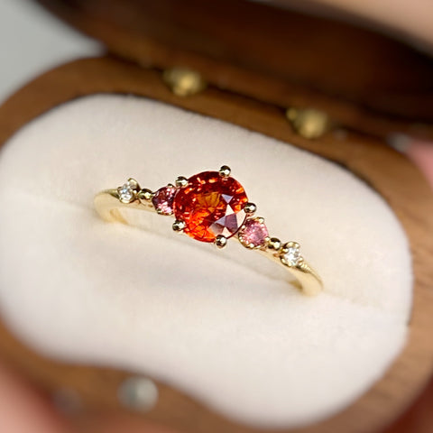 VINTAGE VELVET・18K CHAMPAGNE GOLD ORANGE SAPPHIRE/ SPINEL & DIAMOND RING