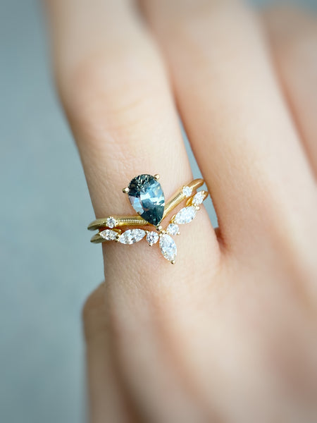 VINTAGE VELVET・18K CHAMPAGNE GOLD GREEN SAPPHIRE & DIAMOND RING