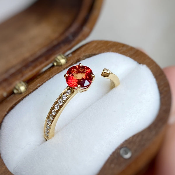 ONE OF A KIND・18K CHAMPAGNE GOLD ORANGE SAPPHIRE & DIAMOND RING