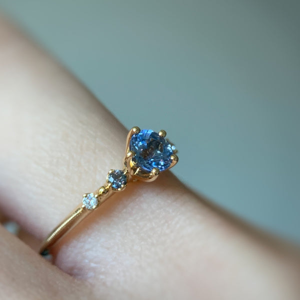 ONE OF A KIND・18K CHAMPAGNE GOLD BLUE SAPPHIRE & DIAMOND RING