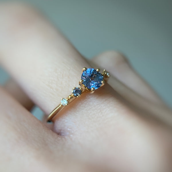 ONE OF A KIND・18K CHAMPAGNE GOLD BLUE SAPPHIRE & DIAMOND RING
