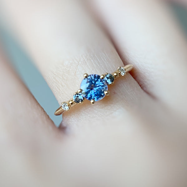 ONE OF A KIND・18K CHAMPAGNE GOLD BLUE SAPPHIRE & DIAMOND RING