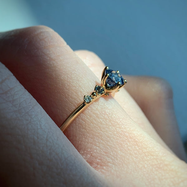 ONE OF A KIND・18K CHAMPAGNE GOLD BLUE SAPPHIRE & DIAMOND RING
