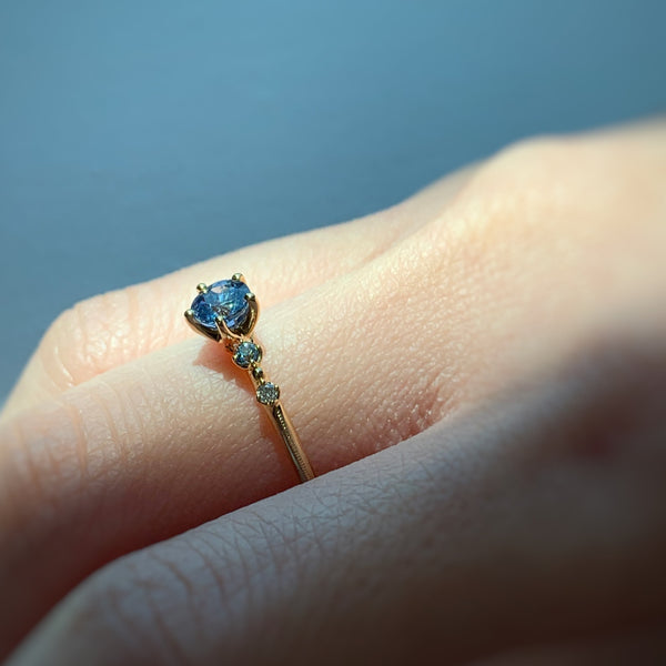 ONE OF A KIND・18K CHAMPAGNE GOLD BLUE SAPPHIRE & DIAMOND RING