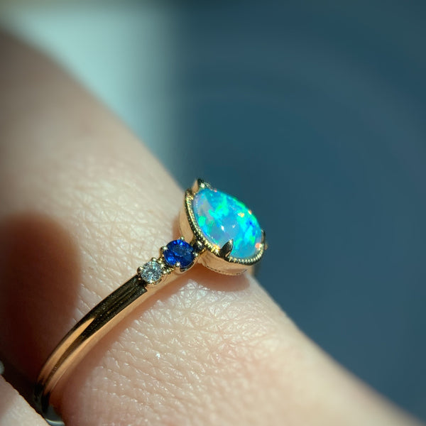 AURORA RING・18K CHAMPAGNE GOLD AUSTRALIAN OPAL/ SAPPHIRE & DIAMOND RING