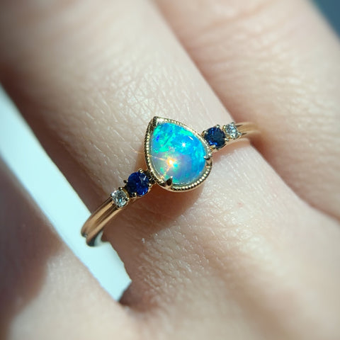 AURORA RING・18K CHAMPAGNE GOLD AUSTRALIAN OPAL/ SAPPHIRE & DIAMOND RING