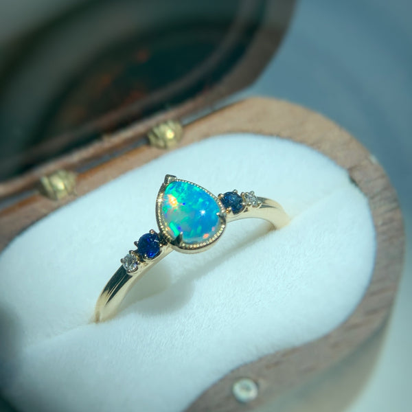 AURORA RING・18K CHAMPAGNE GOLD AUSTRALIAN OPAL/ SAPPHIRE & DIAMOND RING